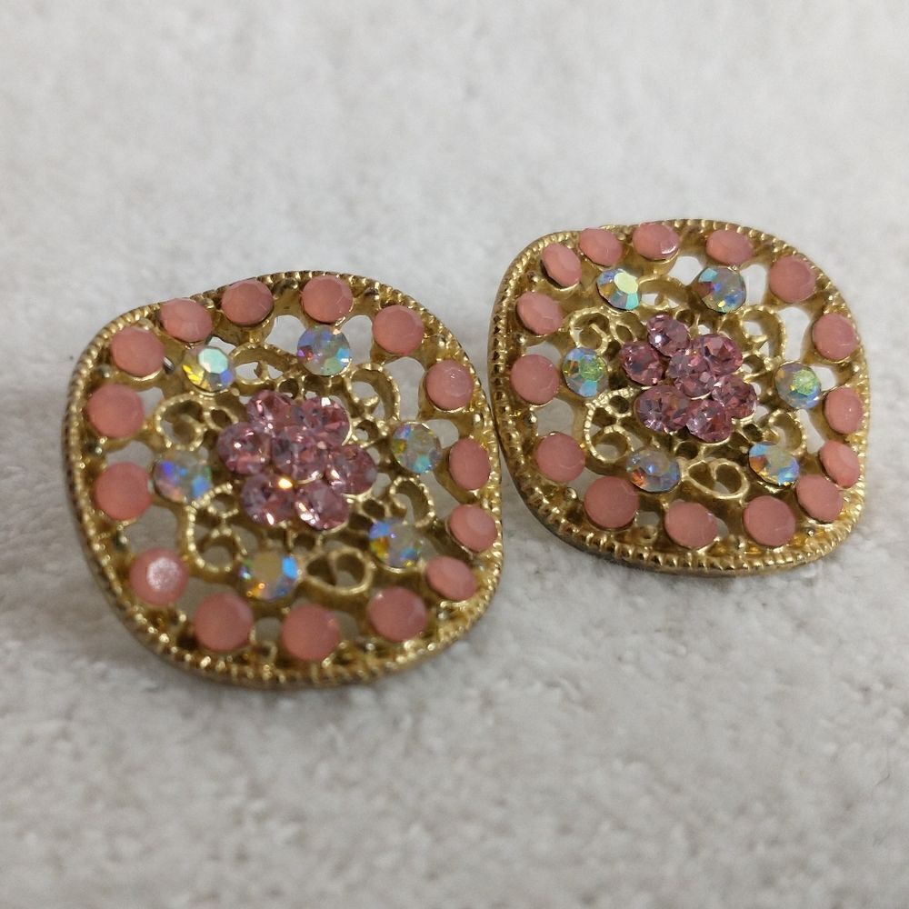 Retro Pink Earrings (Pierced). 